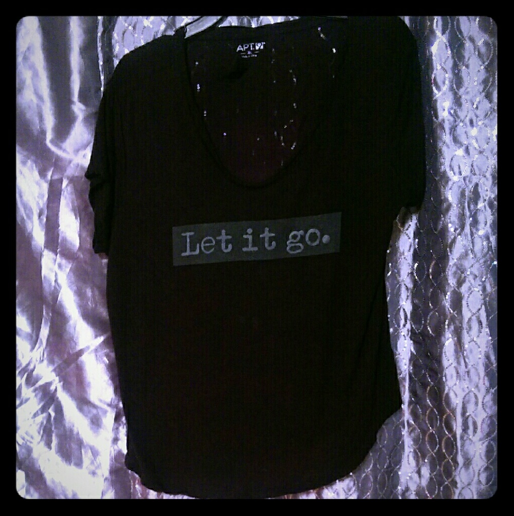 Let it Go Apt 9 top . Great condition